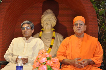 94_IITM_Director_with_Swami_Gautamanandaji_Ramakrishna_Math_Chennai_President