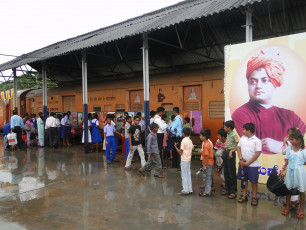 School Children visiting Vivek Express