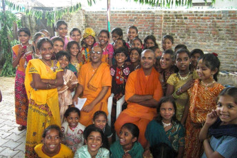 CHILDREN WITH THE ASHRAMA MONKS